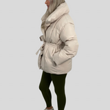 Karly – Kratka Puf Jakna s Remenom
